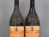 deux bouteilles de vin posées sur une table l'une à côté de l'autre