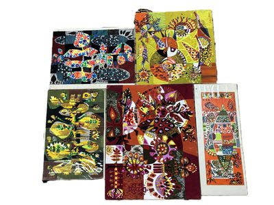 plusieurs cartes aux motifs variés, disposées les unes à côté des autres