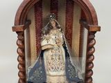 statue d'une femme en robe de mariée dans un cadre en bois
