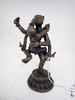 figurine en bronze représentant un homme avec une guitare, posée sur un socle