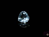 gros plan d'un diamant bleu sur une surface noire