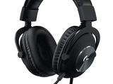 le casque est noir et est équipé d'un microphone intégré