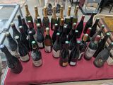 de nombreuses bouteilles de vin posées sur une table rouge