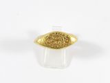 gros plan d'une bague en or sur une surface blanche