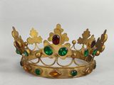 couronne en or ornée de pierres précieuses vertes et rouges