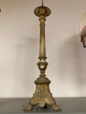 une paire de lampes plaquées laiton avec abat-jours, posées sur une table