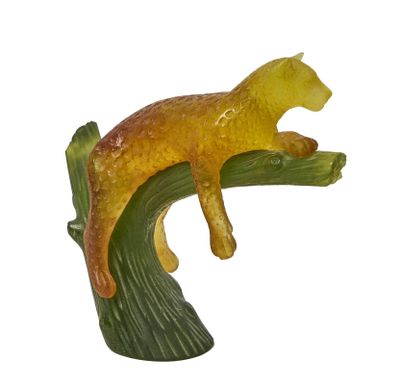 une figurine représentant un chat assis sur une branche d'arbre