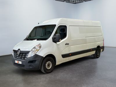 La camionnette blanche est garée dans la grande salle du bâtiment.