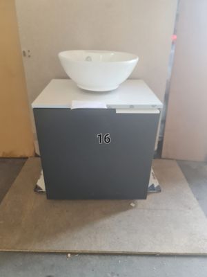 un bol blanc posé sur une boîte grise