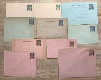de nombreuses enveloppes de différentes couleurs posées sur une table en bois
