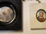 une image représentant Jésus accrochée au mur et une image de Jésus accrochée au mur