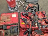 de nombreux outils qui traînent par terre à côté d'une borne d'incendie