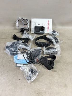 une photo d'une caméra d'action GoPro avec ses accessoires