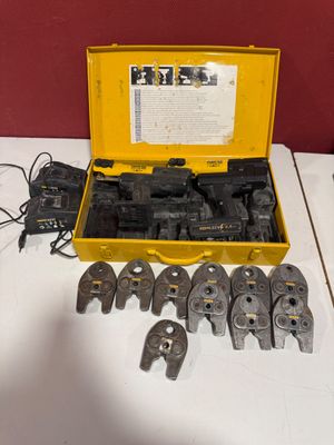 une boîte jaune contenant tout un tas d'outils, posée sur une table