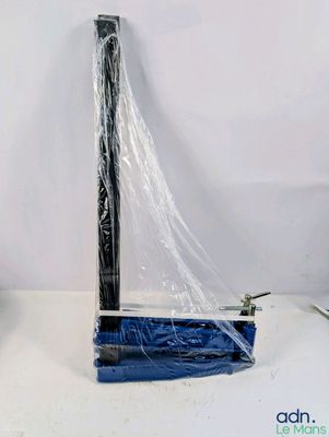 deux morceaux de plastique sont emballés dans du plastique et posés sur une table