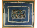 tableau encadré représentant un motif floral bleu et jaune sur fond bleu