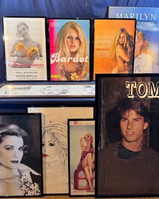 de nombreuses photos d'un homme et d'une femme assis à une table