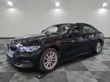 une photo d'une BMW noire sur un sol à damier