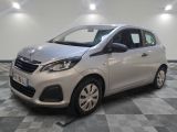 la petite voiture argentée est garée dans une pièce au sol en damier