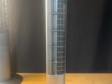 un ventilateur posé sur une table à côté d'une lampe