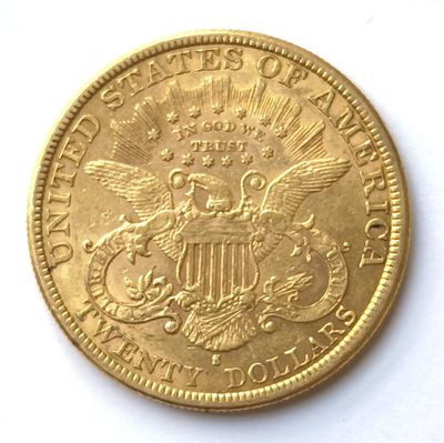 une image d'une pièce d'or sur une surface blanche