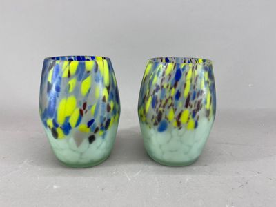une paire de vases bleus et jaunes posés sur une table