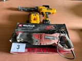 deux outils posés sur une boîte