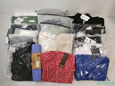 un tas de vêtements posés sur une table