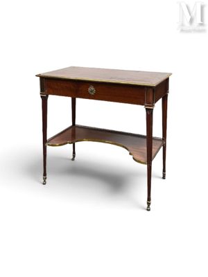 une image représentant une petite table avec une étagère en dessous
