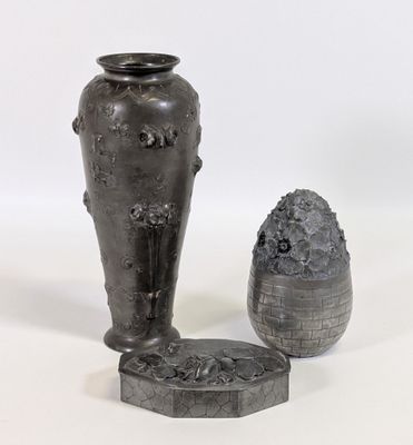 deux vases posés l'un à côté de l'autre sur une surface blanche