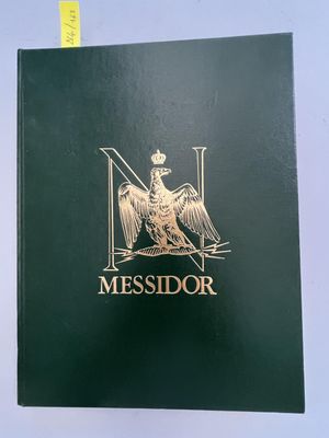 un gros plan sur un livre noir orné d'un emblème doré