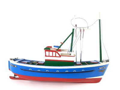 un bateau bleu et rouge sur un fond blanc