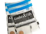 un gros plan sur un sachet de pièces et une pièce sur fond blanc
