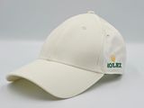 La casquette est blanche et porte un logo vert.
