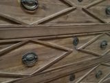une photo d'une commode en bois avec des poignées en métal