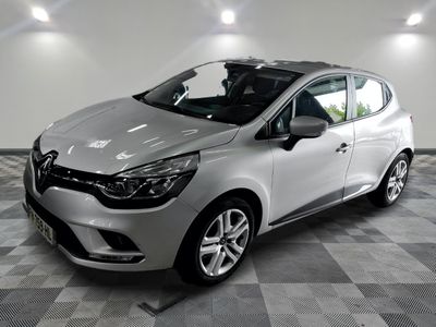 la voiture argentée est garée sur un sol en damier dans le garage