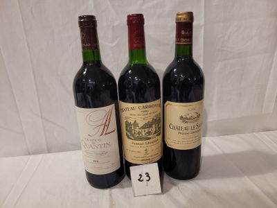 Trois bouteilles de vin sont posées sur une table, avec une étiquette de prix