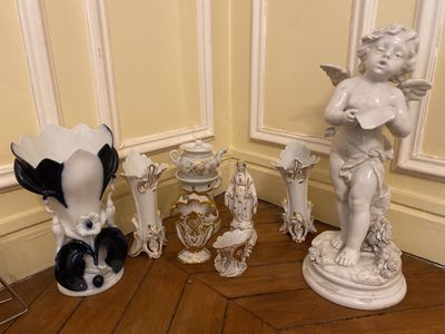 deux figurines assises l'une à côté de l'autre par terre