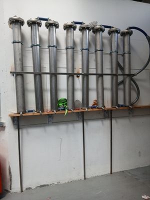 une pièce avec tout un tas de tuyaux et des tuyaux accrochés au mur