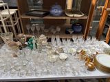 une table sur laquelle sont posés de nombreux verres et assiettes