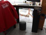 un bureau sur lequel se trouvent un ordinateur et une chemise rouge