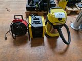 un souffleur jaune posé par terre à côté d'autres souffleurs