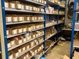 de nombreux cartons sur les étagères de l'entrepôt