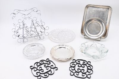 plusieurs morceaux de verre et de métal sont posés sur une surface blanche