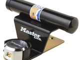 le cadenas Master Lock est fixé à l'arrière d'un skateboard