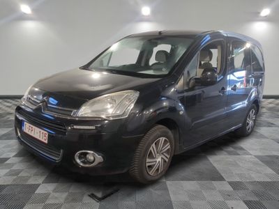 la photo d'une petite camionnette noire garée dans un garage