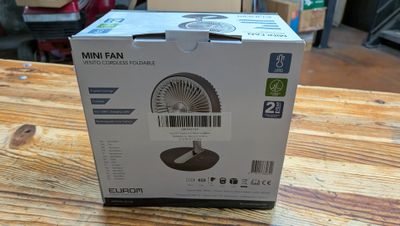 une boîte contenant un ventilateur, posée sur une table