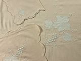 une nappe blanche ornée de fleurs blanches