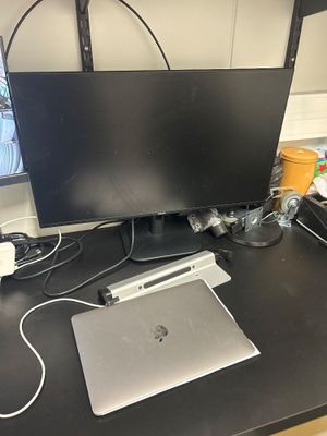 un bureau sur lequel se trouvent un ordinateur portable et un moniteur