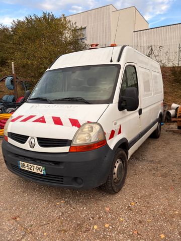 Véhicule utilitaire Renault Master, immatriculé DB-527-PQ, 1ère m...